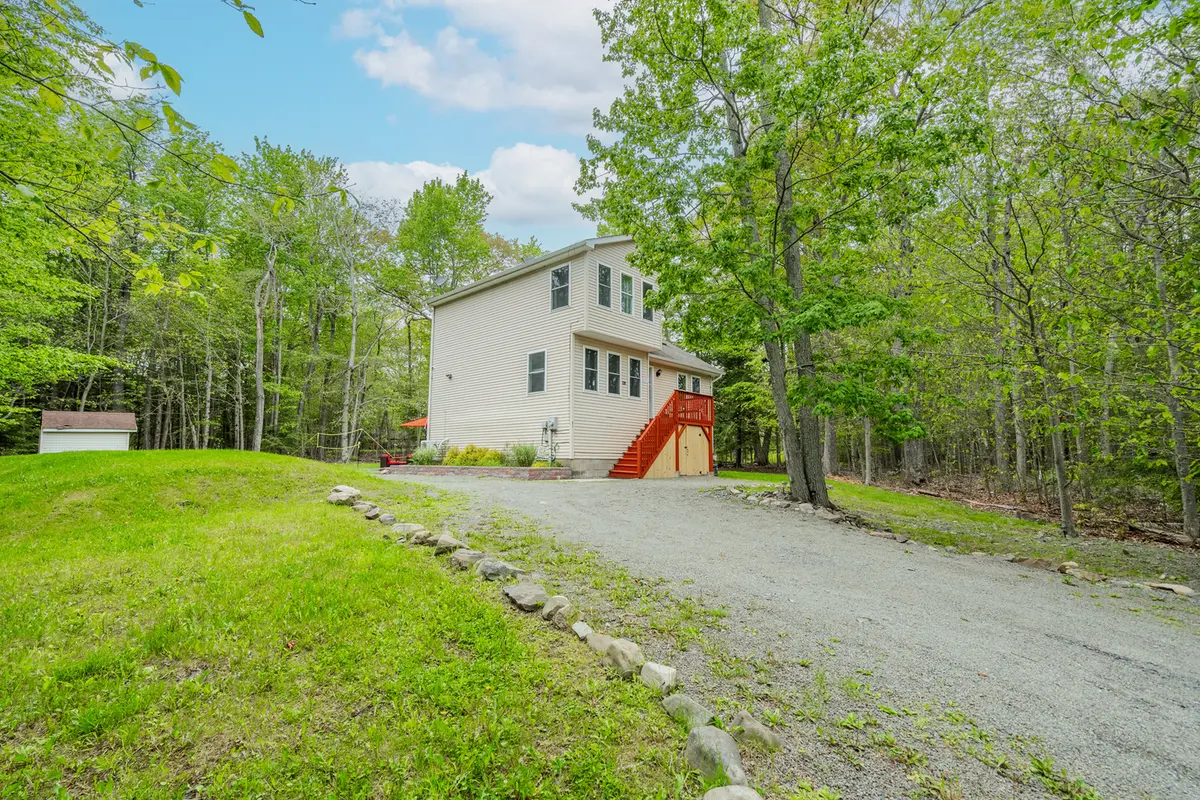 417 Roosevelt Ln, Tobyhanna, PA 18466-7888
