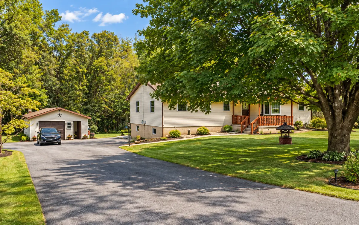 190 Memorial Dr, Kunkletown, PA 18058-8111
