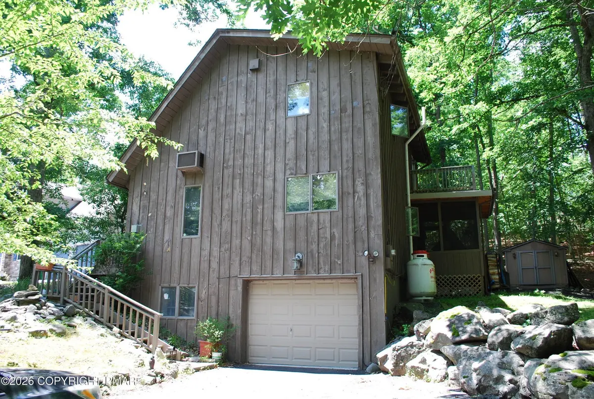 424 Saunders Dr, Bushkill, PA 18324-8579