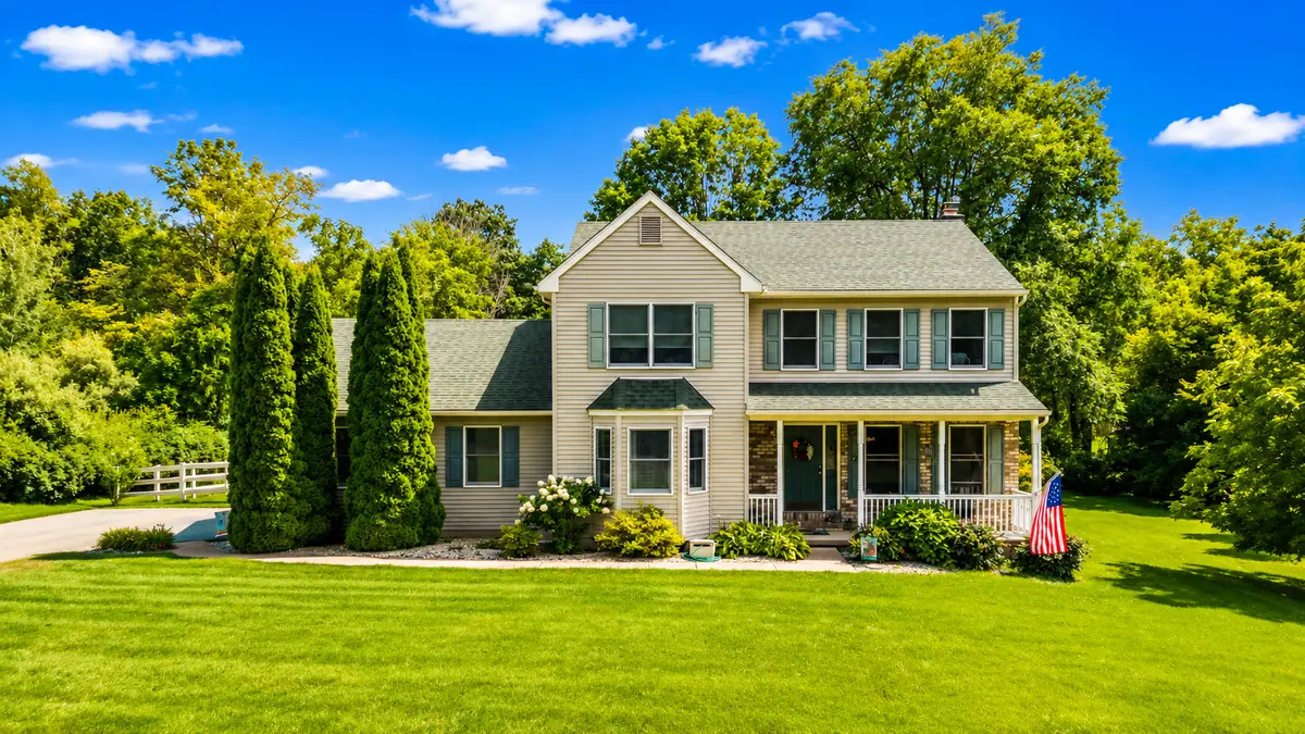 4006 Crest View Dr, Stroudsburg, PA 18360-9049