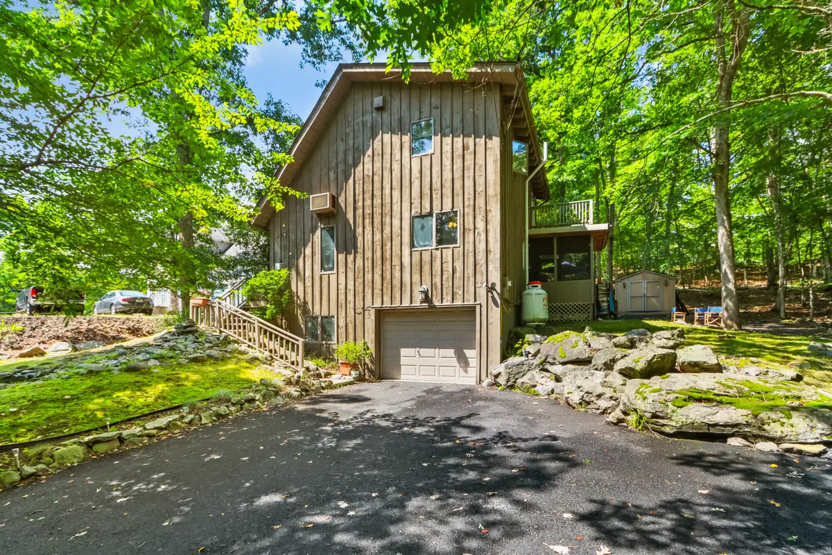 424 Saunders Dr, Bushkill, PA 18324-8579