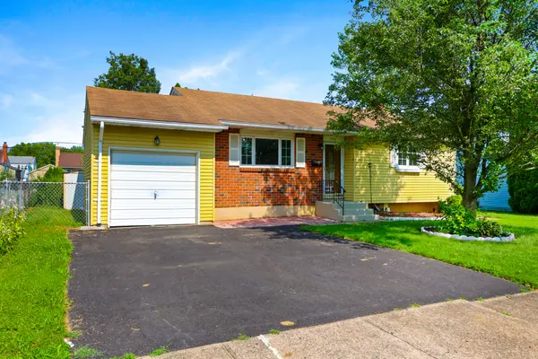 1916 Stonington Rd, Bethlehem, PA 18018-1451