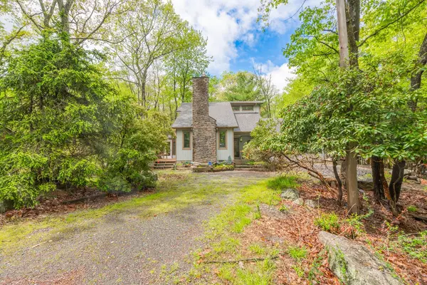 65 Maplewood Rd, Lake Harmony, PA 18624