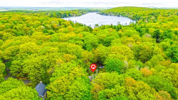 65 Maplewood Rd, Lake Harmony, PA 18624