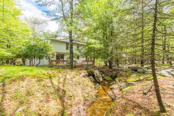65 Maplewood Rd, Lake Harmony, PA 18624