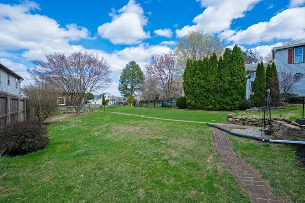 221 Franklin St, Alburtis, PA 18011-5009