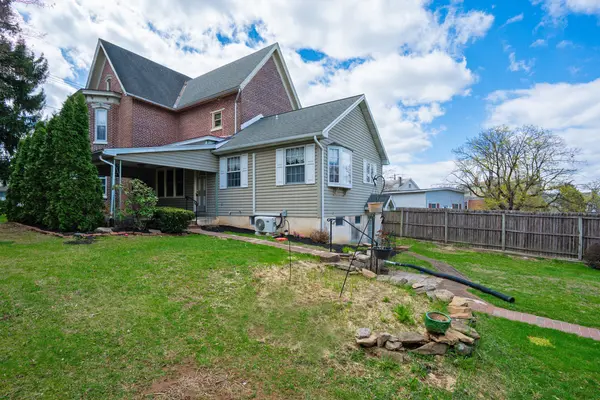 221 Franklin St, Alburtis, PA 18011-5009