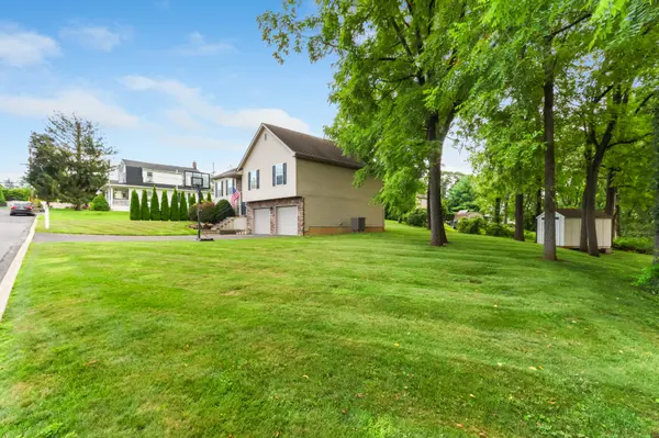 700 Oakwood St, Palmer Twp, PA 18045-5231