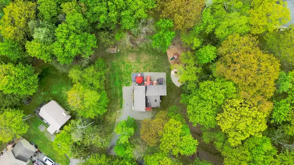 417 Roosevelt Ln, Tobyhanna, PA 18466-7888