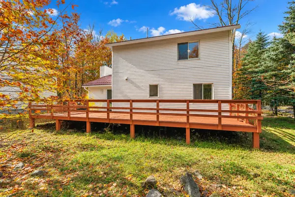 8407 Porcupine Dr, Tobyhanna, PA 18466-3455