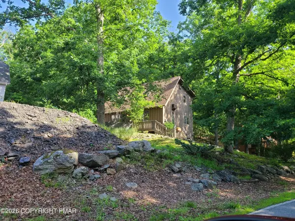 424 Saunders Dr, Bushkill, PA 18324-8579
