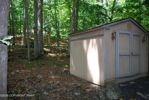 424 Saunders Dr, Bushkill, PA 18324-8579