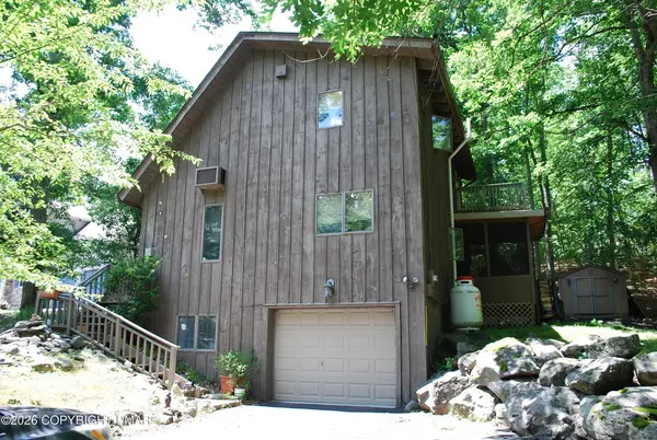 424 Saunders Dr, Bushkill, PA 18324-8579
