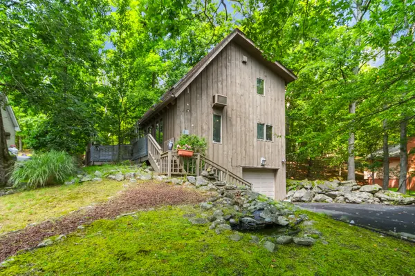424 Saunders Dr, Bushkill, PA 18324-8579