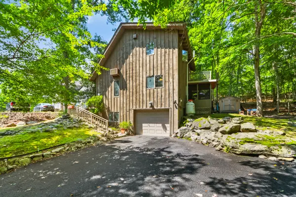 424 Saunders Dr, Bushkill, PA 18324-8579
