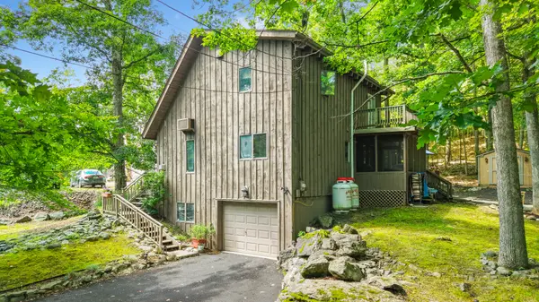 424 Saunders Dr, Bushkill, PA 18324-8579
