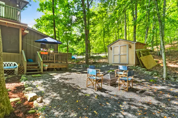 424 Saunders Dr, Bushkill, PA 18324-8579