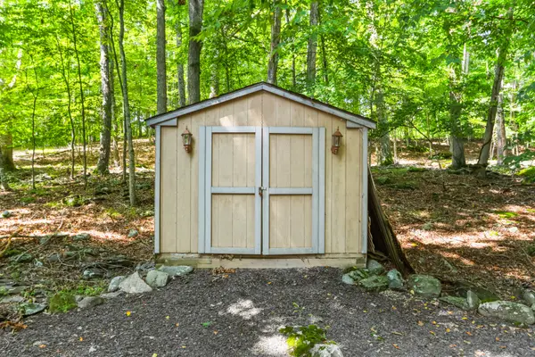 424 Saunders Dr, Bushkill, PA 18324-8579