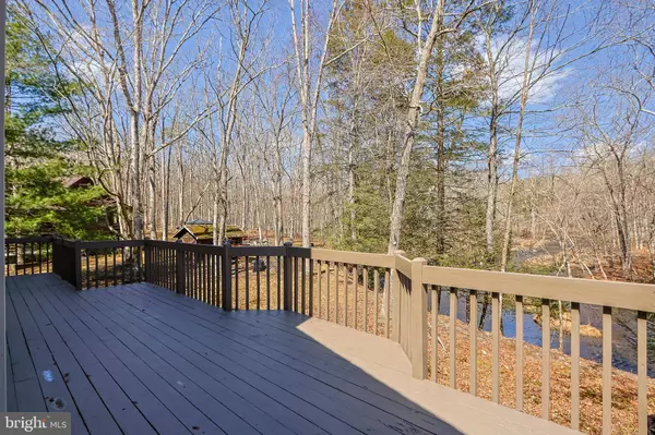 367 SAUNDERS DR, Bushkill, PA 18324