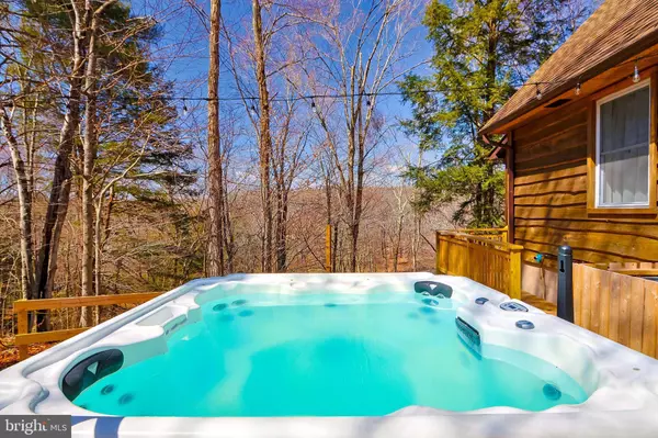 126 LENAPE DR, Pocono Lake, PA 18347