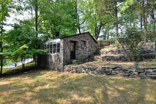 40 Milltown Rd, Kingwood Twp, NJ 08559-1303