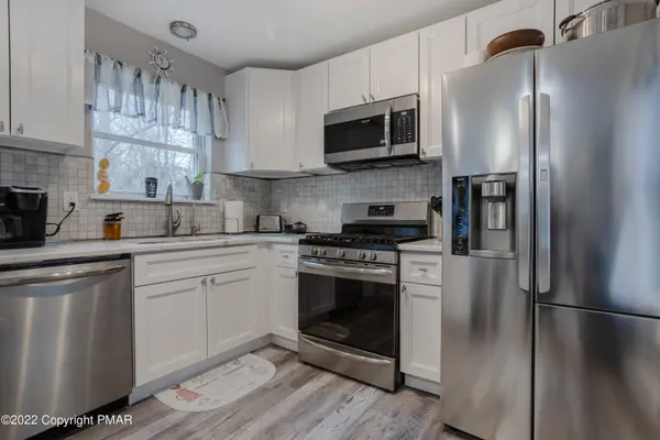 417 Roosevelt Ln, Tobyhanna, PA 18466-7888