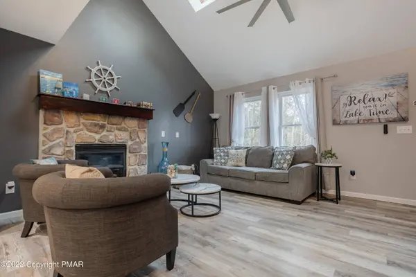 417 Roosevelt Ln, Tobyhanna, PA 18466-7888