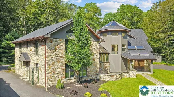 386 Camelback RD, Pocono Twp, PA 18372