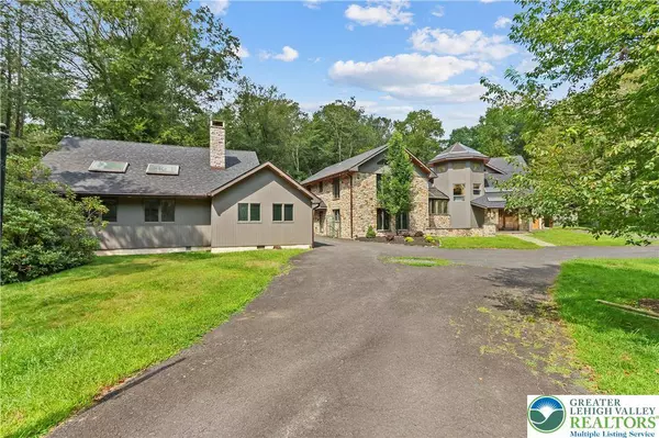 386 Camelback RD, Pocono Twp, PA 18372