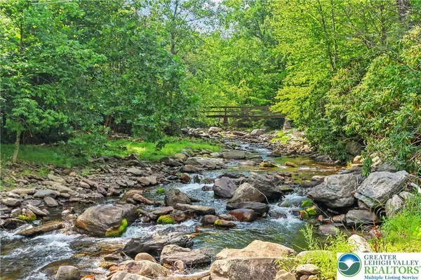 386 Camelback RD, Pocono Twp, PA 18372