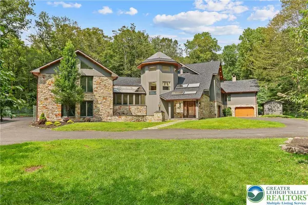 386 Camelback RD, Pocono Twp, PA 18372