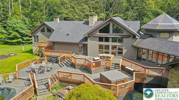 386 Camelback RD, Pocono Twp, PA 18372