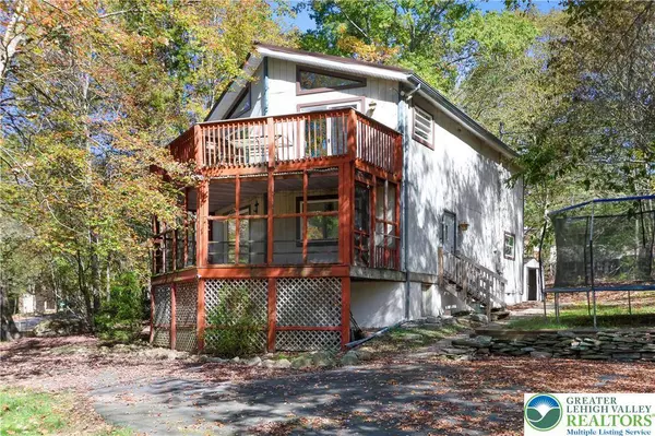 20 Floral DR, Gouldsboro, PA 18424