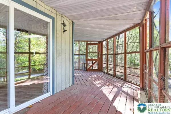 20 Floral DR, Gouldsboro, PA 18424