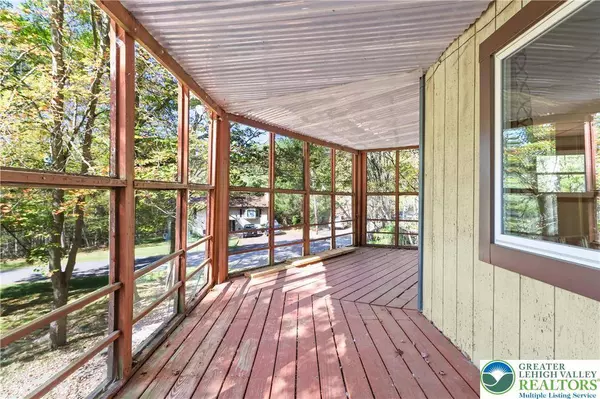 20 Floral DR, Gouldsboro, PA 18424