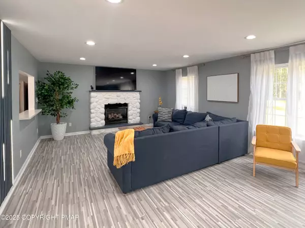 1123 Chickadee DR, Pocono Summit, PA 18346