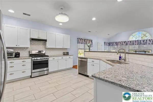 60 Glenmoor CIR, Palmer Twp, PA 18045