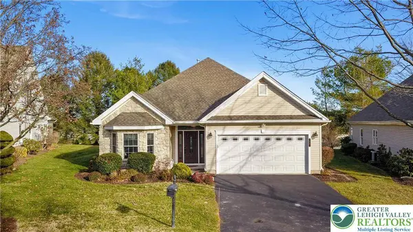 60 Glenmoor CIR, Palmer Twp, PA 18045