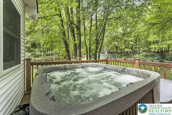 271 N Shore DR, Tunkhannock Twp, PA 18210