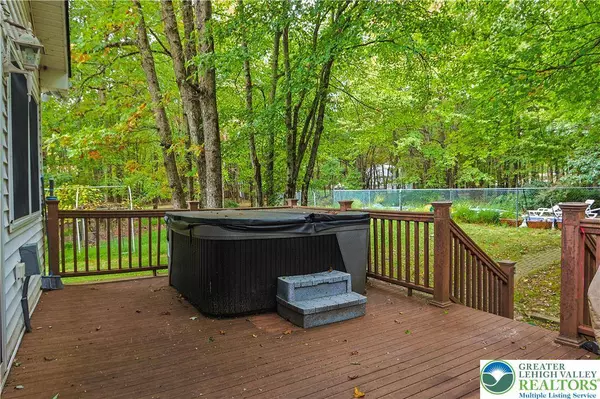 271 N Shore DR, Tunkhannock Twp, PA 18210