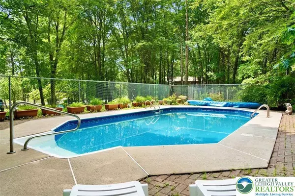 271 N Shore DR, Tunkhannock Twp, PA 18210