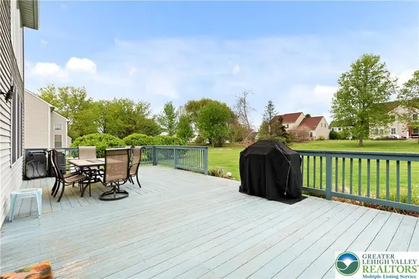 7128 Periwinkle DR, Lower Macungie Twp, PA 18062