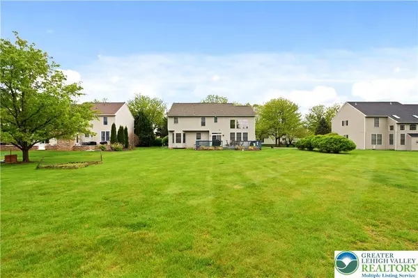 7128 Periwinkle DR, Lower Macungie Twp, PA 18062