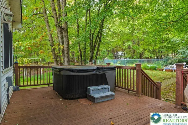271 N Shore DR, Tunkhannock Twp, PA 18210