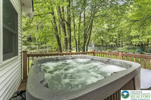 271 N Shore DR, Tunkhannock Twp, PA 18210