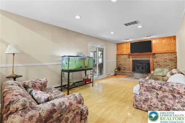3360 Allen ST, Palmer Twp, PA 18045