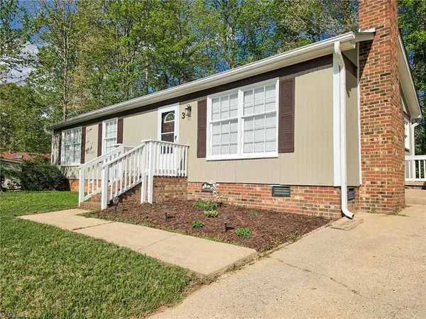 3 Woodlake CT, Greensboro, NC 27406