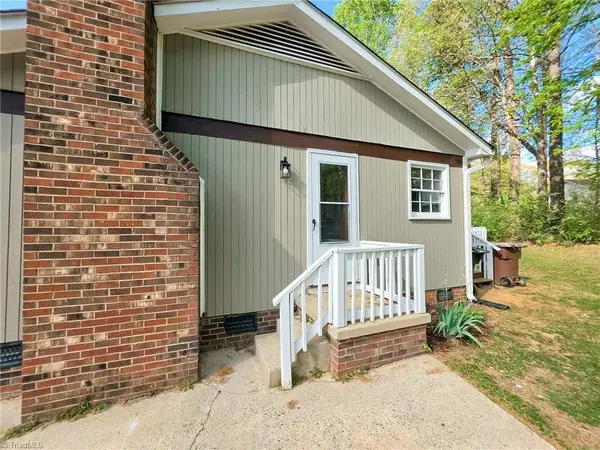 3 Woodlake CT, Greensboro, NC 27406