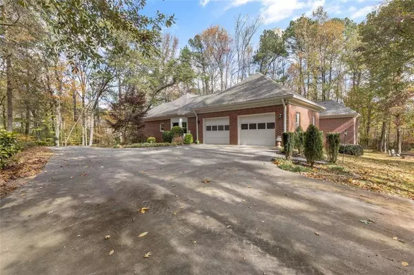 5768 LOST GROVE DR NW, Lilburn, GA 30047