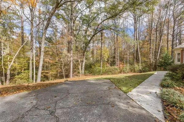 5768 LOST GROVE DR NW, Lilburn, GA 30047